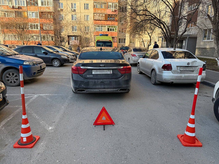 В Тюмени «Киа» сбила девочку во дворе на Широтной