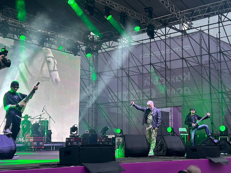 Олег Газманов и Максим Афанасьев вручили дроны бойцам СВО