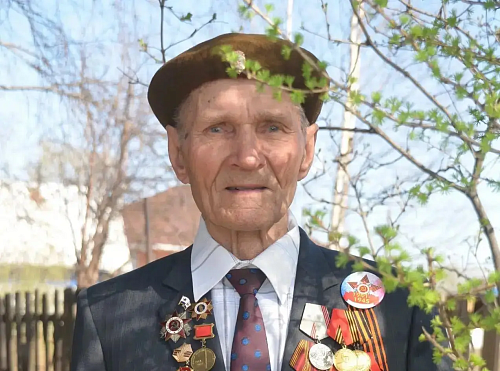 Губернатор Александр Моор поздравил ветерана Августа Ишимцева со 100-летием
