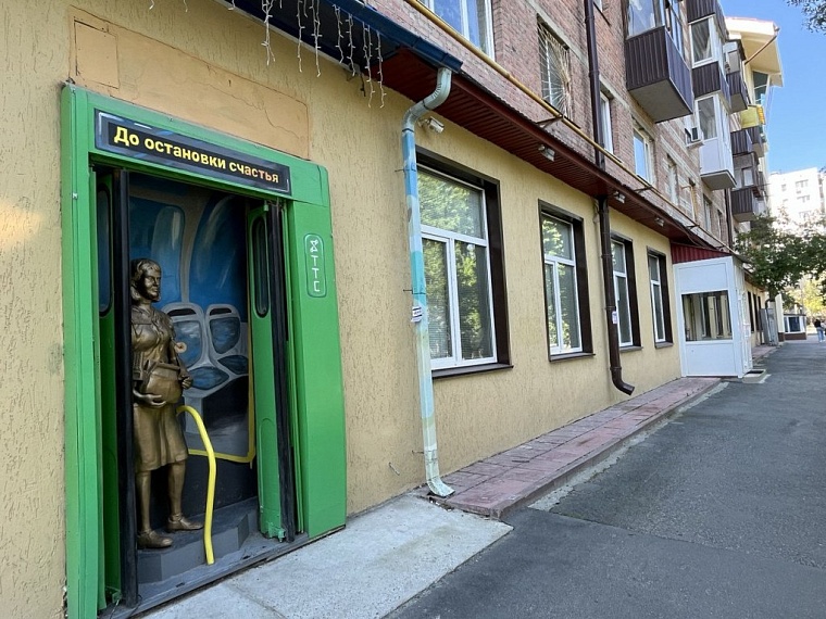 Тюменский дом с памятником кондуктору борется за победу во всероссийском конкурсе