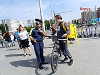 За 10 минут 4 нарушителя: тюменские автоинспекторы штрафовали велосипедистов и самокатчиков