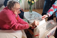 100-летняя тюменка проголосовала на дому