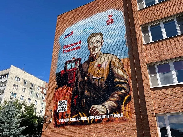 На фасадах двух тюменских школ появились муралы,  посвященные Героям Великой Отечественной войны