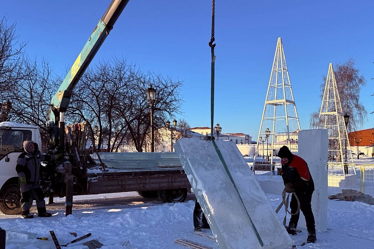На Красной площади Тобольска начали строить ледовый городок