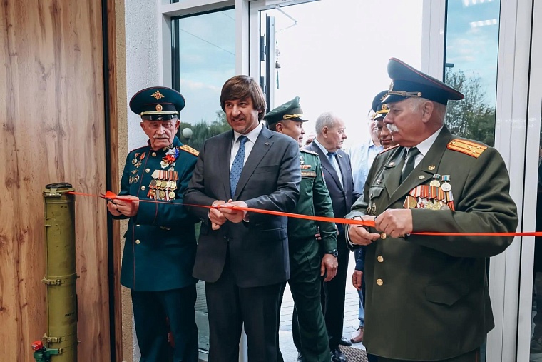 В Тюмени торжественно открыли сквер Кадетов, которому посвятили песню