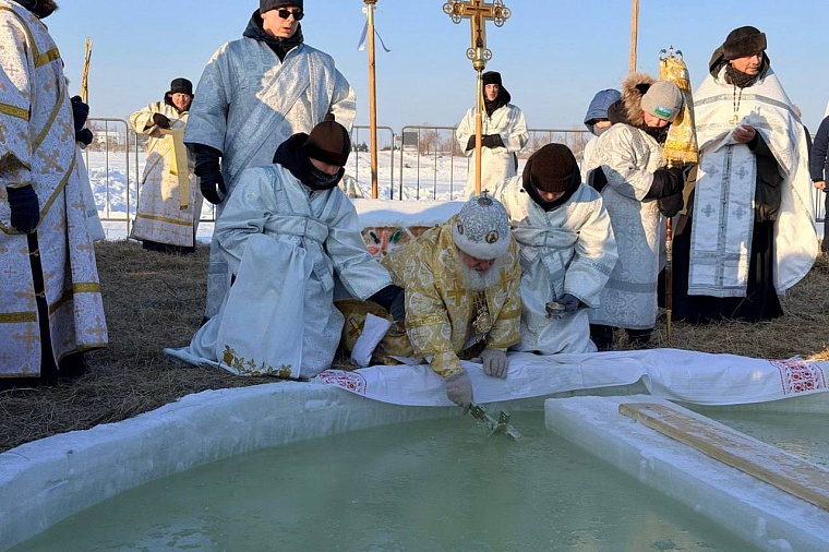 Глава Тобольска Петр Вагин окунулся в крещенскую купель