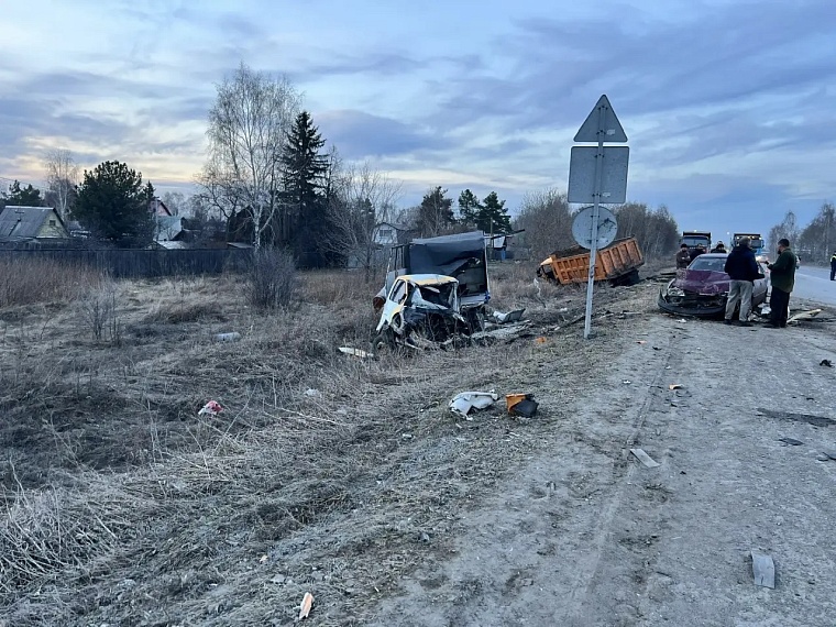 В массовом ДТП под Тюменью погиб водитель «Газели», движение ограничено