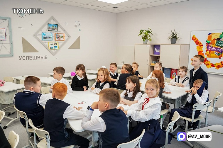 Александр Моор разделил радость Дня знаний с учениками и педагогами тюменской школы №22