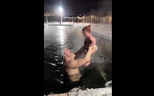 В Сургуте младенца искупали в ледяной воде