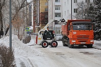 Для уборки снега в Тюмени задействовали мотощетки