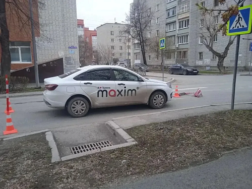 В Тюмени молодой водитель сбил семилетнюю девочку на самокате