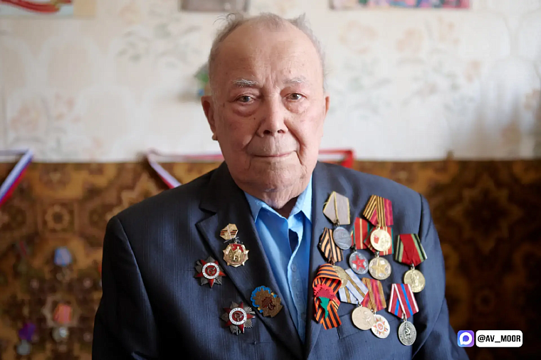 Александр Моор поздравил тюменского ветерана со 102-летием