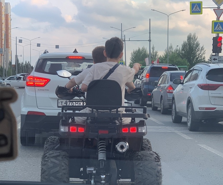 В Тюмени дети на квадрацикле устроили опасные гонки на оживленной улице. Видео