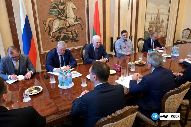 Делегация Тюменской области во главе с губернатором Александром Моором работает в Минске