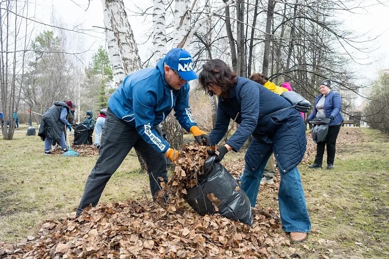Депутаты Тюменской городской думы вышли на субботник в сквере Депутатов