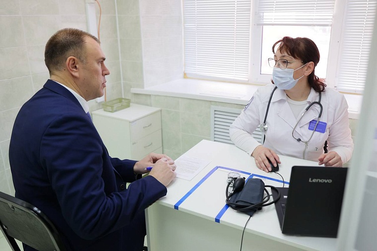 Глава Тобольска Пётр Вагин поставил прививку от клещевого энцефалита