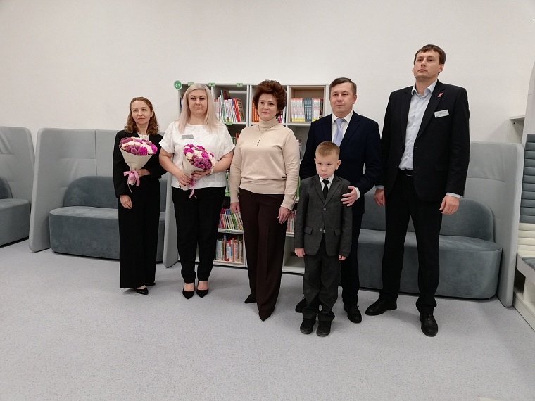 Тюменские депутаты оценили библиотеку новой гимназии №4