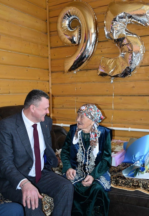 Ветерану труда из Вагайского района вручили поздравительную открытку от президента Владимира Путина