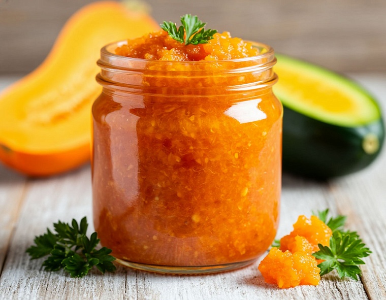 Бабушка-иностранка поделилась с тюменцами классическим рецептом кабачковой икры