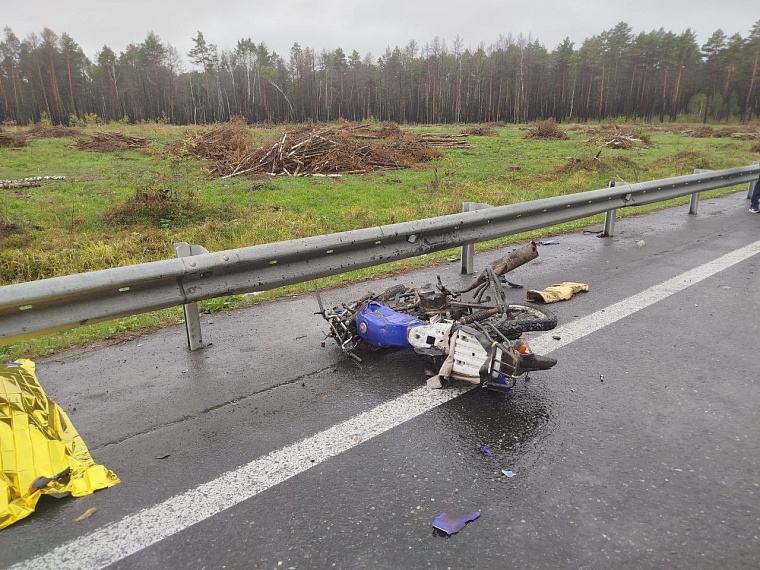 Мотоциклист без прав погиб, столкнувшись с большегрузом в Ярковском округе