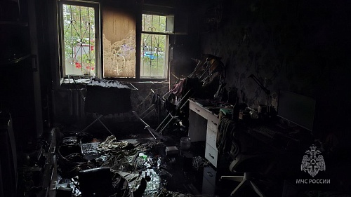 На улице 50 лет Октября в Тюмени сгорела квартира