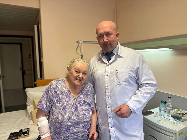 94-летней пациентке, в прошлом - жене Юрия Гуляева, тюменские врачи поменяли сустав
