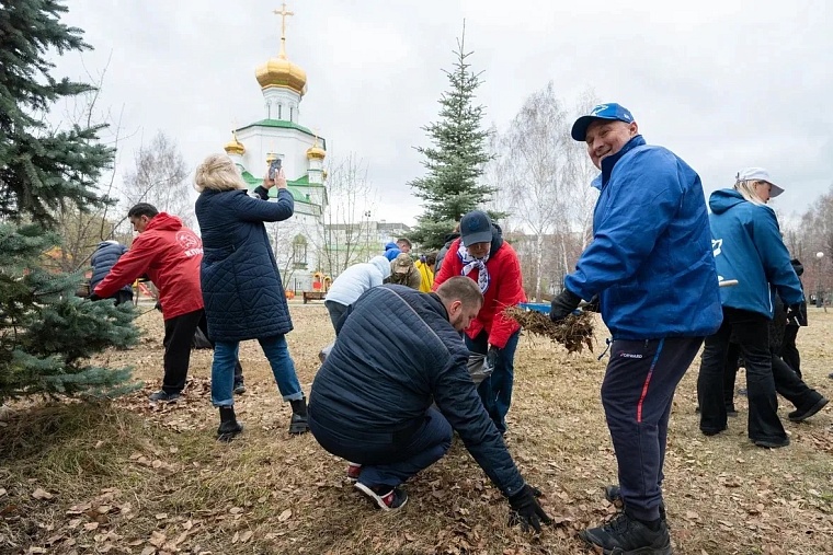 Депутаты Тюменской городской думы вышли на субботник в сквере Депутатов