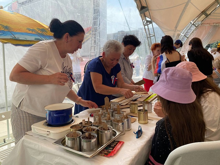 Тюменцы на дне России плетут сети для участников СВО