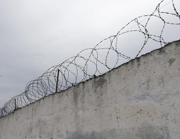 Бывшего директора тюменского завода отправили в колонию строгого режима за взятку