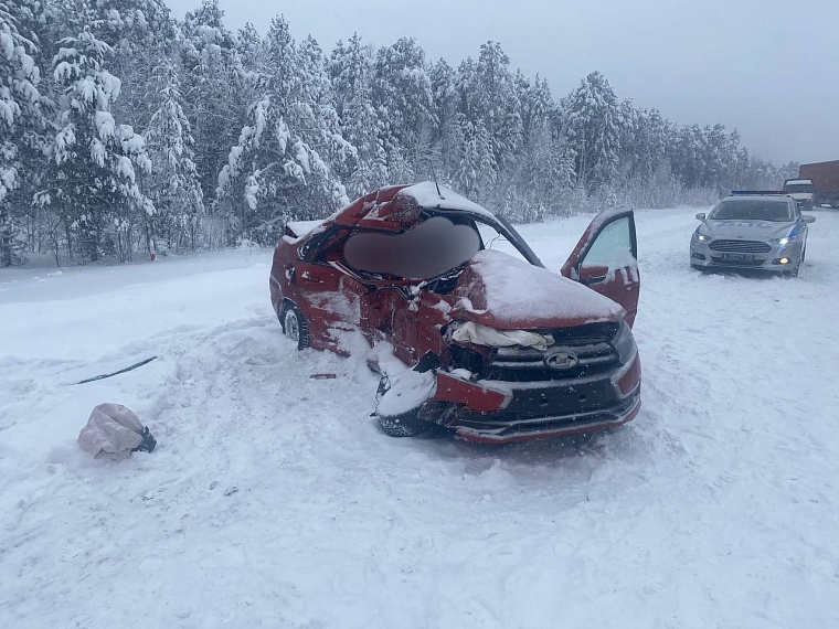 Водитель и пассажир "Лады" погибли в столкновении с большегрузом на трассе Тюмень - Ханты-Мансийск