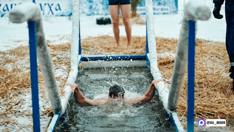 "Пусть вера и доброта помогают преодолеть любые невзгоды": Александр Моор поздравил тюменцев с Крещением