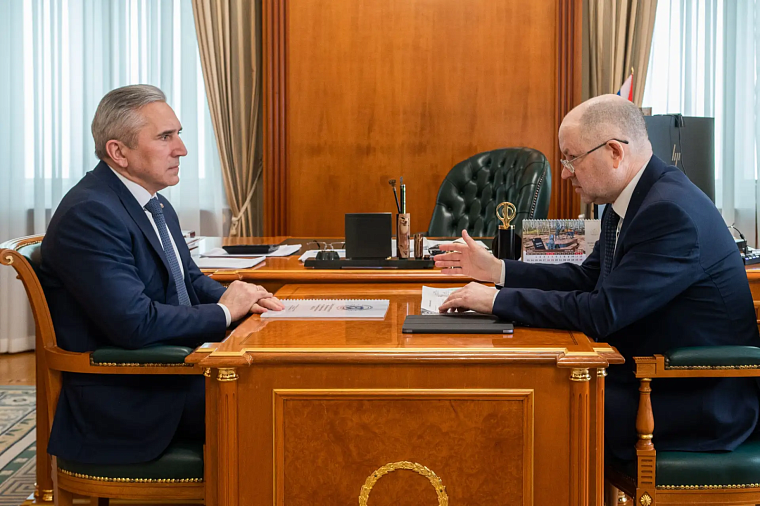 Губернатор Александр Моор провел встречу с  уполномоченным Олегом Датских