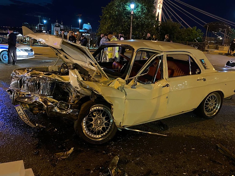 Побежал через дорогу к девушке: у моста Влюбленных погиб 23-летний парень