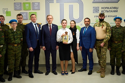 В школы Тюменского района передали книги о юности разведчика Фитина