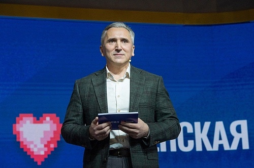 Губернатор Александр Моор вручил награды десяти медицинским работникам