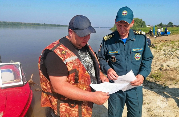 Тюменские спасатели патрулируют реки и озера