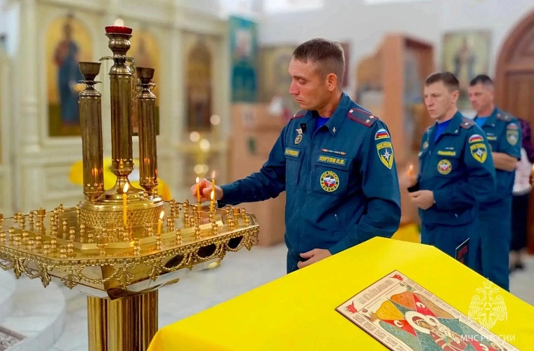 Тюменские пожарные совершили молебен перед иконой «Неопалимая Купина»