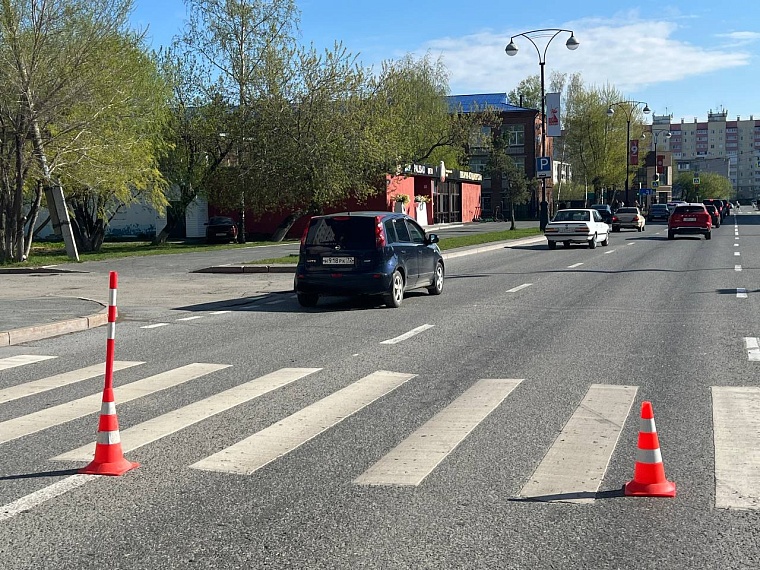В Тобольске на "зебре" сбили молодую мать с ребенком