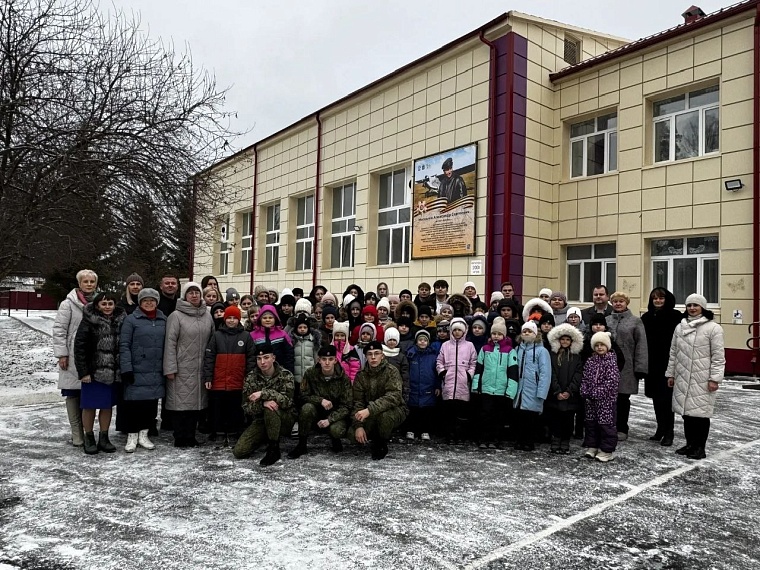 На стене поселковой школы в Заводоуковском округе появился баннер с портретом авиаконструктора Москалёва
