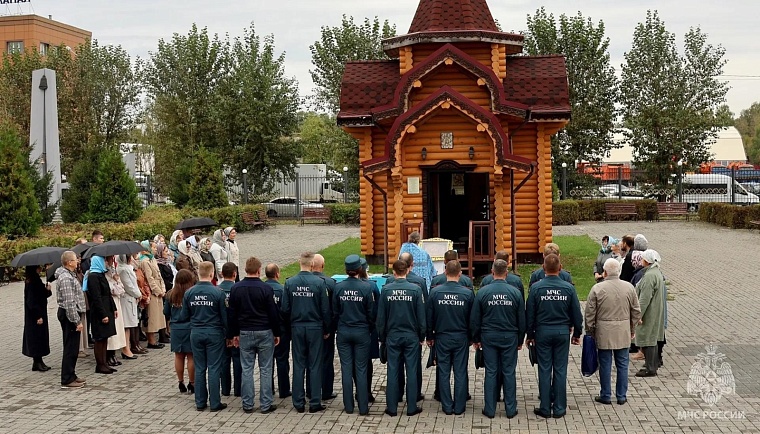 Тюменские пожарные совершили молебен перед иконой «Неопалимая Купина»