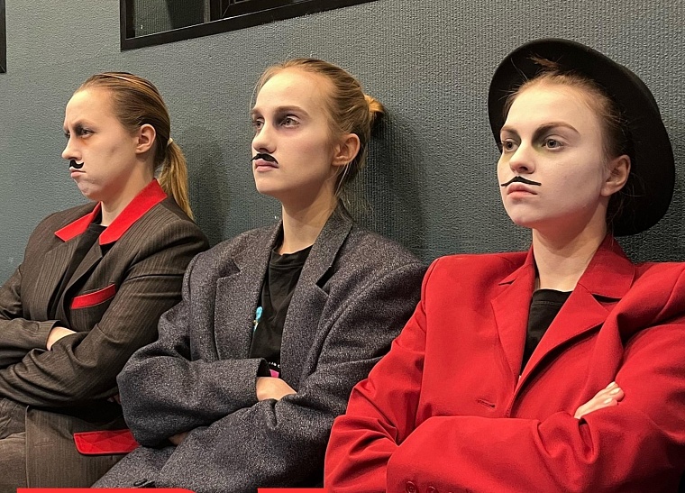 артистки театре в роли чиновников