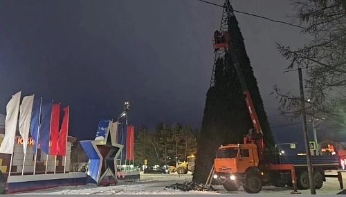 В Тарко-Сале установили первую на Ямале новогоднюю елку