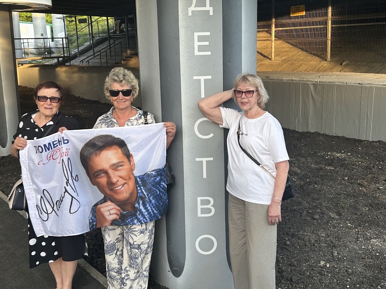 «Детство» под мостом: в Тюмени открыли памятное место имени Юрия Шатунова