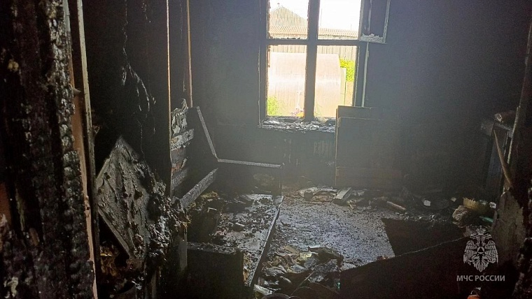 В Тюменской области из-за неисправного аккумулятора сгорели дом, гараж и автомобиль