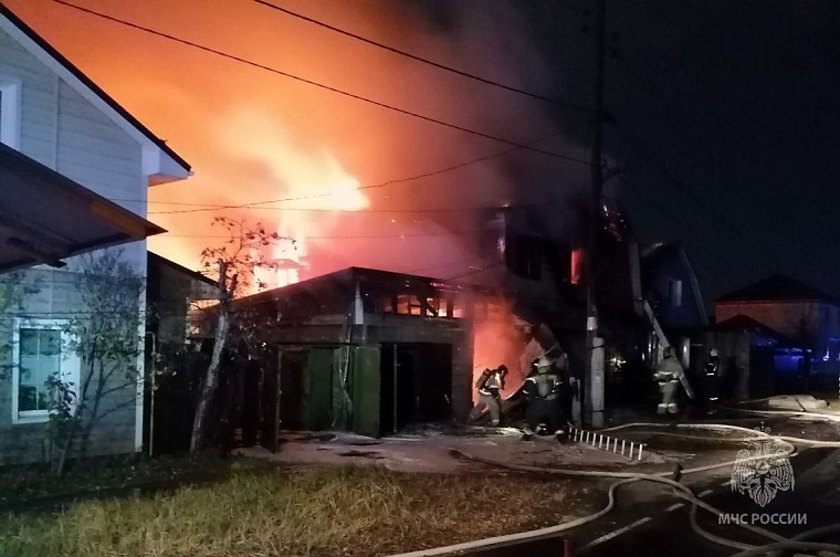 На Депутатской в Тюмени горел частный дом с хозпостройкой