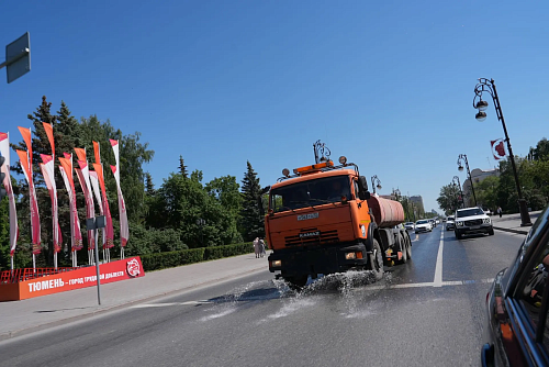 В Тюмени начали поливать дороги из-за жары
