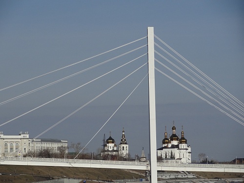 В Тюмени мост Влюбленных сегодня окрасится в синий цвет