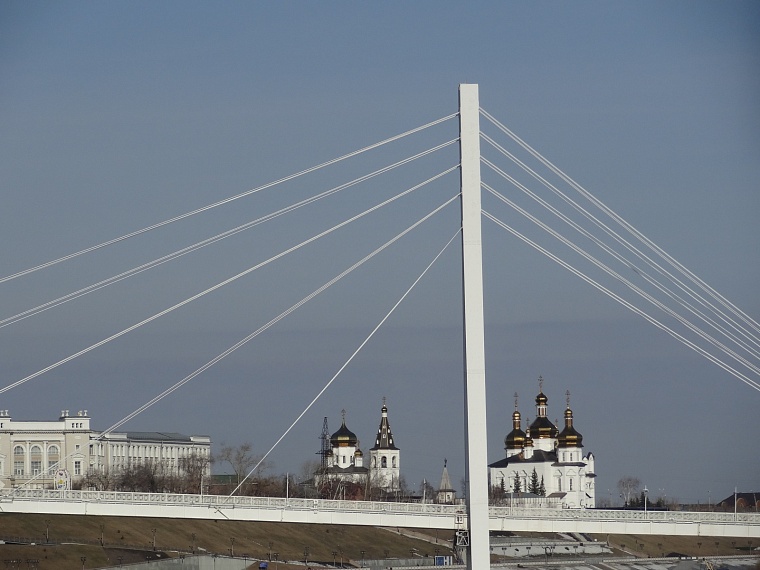 В Тюмени мост Влюбленных сегодня окрасится в синий цвет