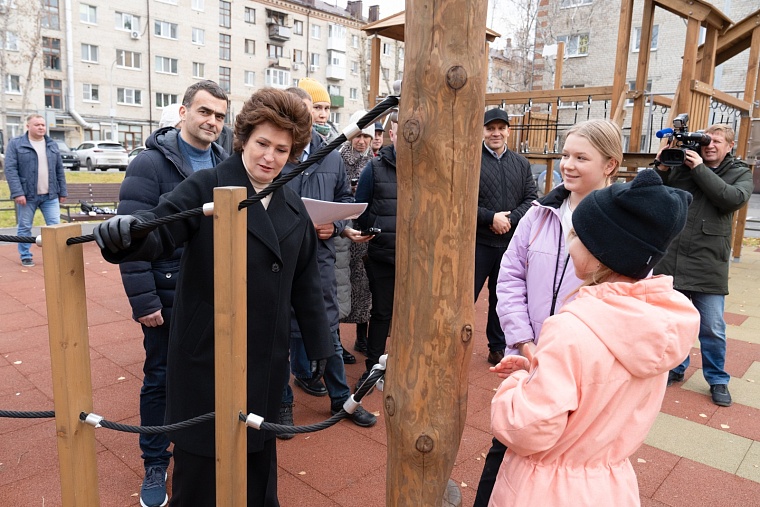 Депутаты Тюменской гордумы оценили благоустройство большого двора в районе КПД