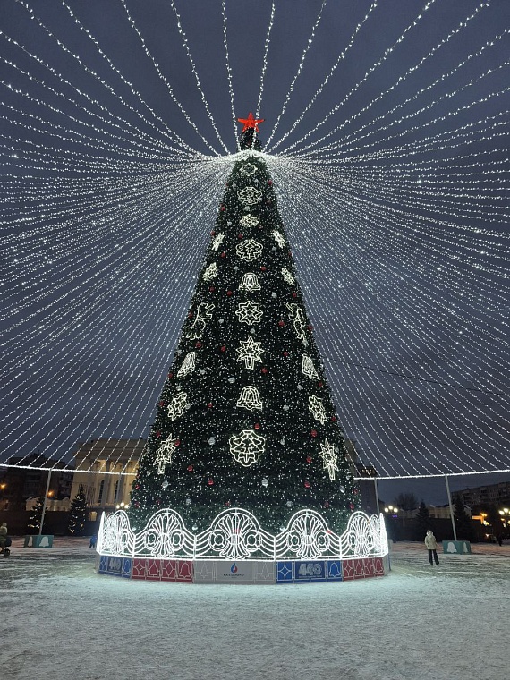 На площади 400-летия Тюмени зажгли огни на главной новогодней елке с символикой юбилея